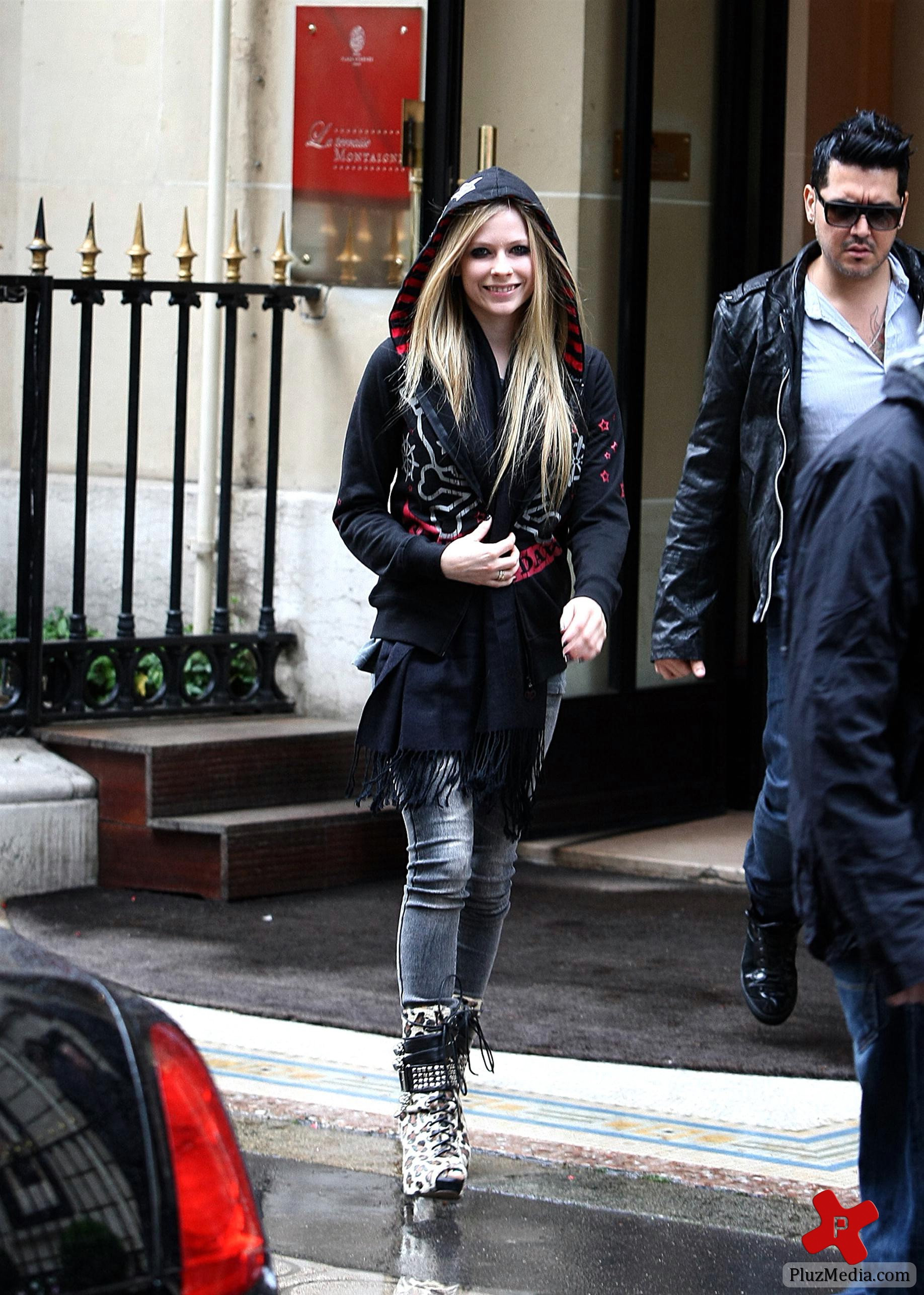 Avril Lavigne is all smiles as she leaves her Paris hotel photos | Picture 77888